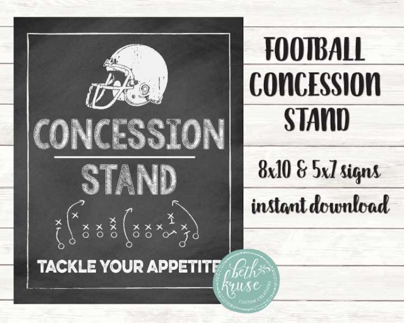Puede incluir: Un letrero de pizarra en blanco y negro con el texto "Football Concession Stand" y "8x10 & 5x7 signs instant download". El letrero tambi&eacute;n presenta un gr&aacute;fico de casco de f&uacute;tbol y el texto "Concession Stand" y "Tackle Your Appetite".