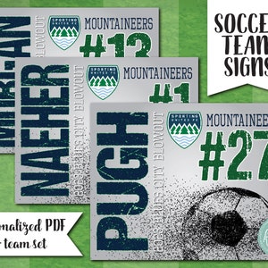 Puede incluir: Carteles de equipo de fútbol con nombres y números de jugadores en azul marino y verde sobre un fondo gris. Los carteles incluyen el nombre del equipo "Mountaineers" y un gráfico de balón de fútbol. El texto "Soccer Team Signs" también es visible.