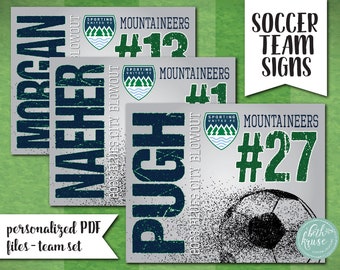 Puede incluir: Carteles de equipo de fútbol con nombres y números de jugadores en azul marino y verde sobre un fondo gris. Los carteles incluyen el nombre del equipo "Mountaineers" y un gráfico de balón de fútbol. El texto "Soccer Team Signs" también es visible.