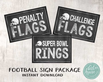 Può includere: Tre cartelli di lavagna stampabili per una festa di football. I cartelli dicono "Penalty Flags", "Challenge Flags" e "Super Bowl Rings".