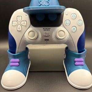 PlayStation 5 Controller Holder – Street Style Sneaker Stand with Hat