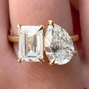 Toi et Moi Lab Grown Diamond Ring: Emerald & Pear, Yellow Gold