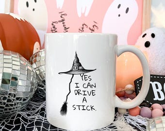 Taza de bruja divertida - Taza de café "Sí, puedo conducir un palo" - Regalo de Halloween para amantes de las brujas