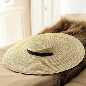 Handgefertigter Sonnenhut aus Stroh für Damen - Eleganter Sommerhut mit großer Krempe, flache Strandkappe im Boho-Chic-Stil, perfektes Urlaubsaccessoire.