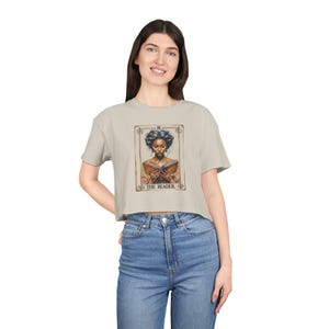 Top corto con la carta del tarot del lector, camisa fluida de estilo literario, estética witchcore literaria, regalo místico para amantes de los libros.