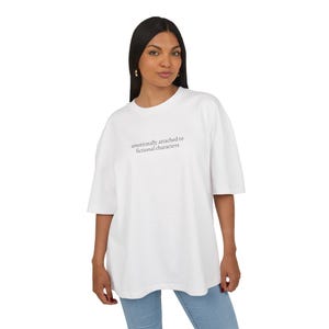 Maglietta, design "Emotivamente legato a personaggi di fantasia" per lettori e amanti dei libri, maglietta unisex, maglietta in cotone, maglietta grafica, amante dei libri