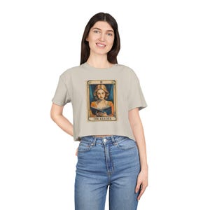 Top corto con la carta del tarot del lector, camisa fluida de estilo literario, estética witchcore literaria, regalo místico para amantes de los libros.
