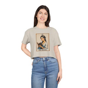 Top corto con la carta del tarot del lector, camisa fluida de estilo literario, estética witchcore literaria, regalo místico para amantes de los libros.