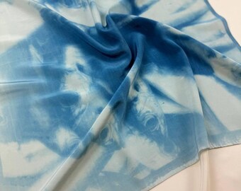 Pañuelo de seda con estampado de peces – Pañuelo cuadrado azul – Cianotipo hecho a mano – Pañuelo artístico inspirado en el océano – Un regalo único para ella/él