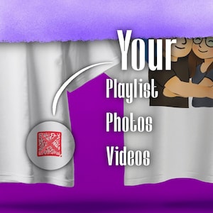 Könnte beinhalten: Weißes T-Shirt mit dem Text "Your Playlist Photos Videos" in vertikaler Anordnung. Ein QR-Code befindet sich auf einem kreisförmigen Aufnäher. Das Design umfasst einen lila Hintergrund und eine Illustration von zwei Personen.