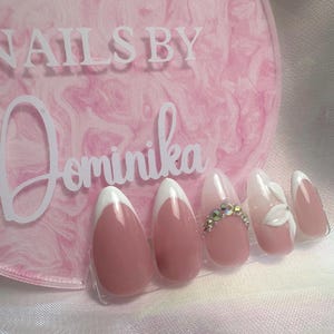 Press on nails, Nails