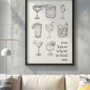 カクテルアートプリント - 「You Know Where to Find Me」 - 白黒バー壁装飾、モダンなドリンクイラスト ホームバー プリントまたは額入りアート
