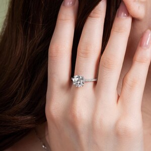 Anello di fidanzamento con diamante di laboratorio Hidden Halo: taglio rotondo, certificato IGI