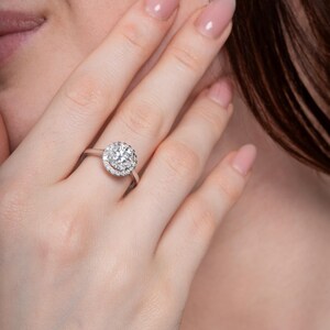 Anello di fidanzamento con diamante creato in laboratorio: incastonatura a pavé con alone nascosto, certificato IGI
