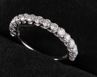 Rund geschnittene Verlobungsring für Frauen, 14K Weißgold geteilte Zinken Eternity Band, passende Labor gewachsene Diamant Stacking Band, Jubiläumsgeschenk