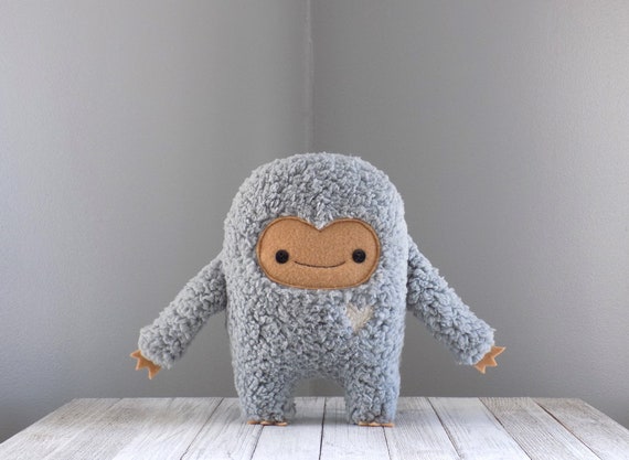 Animal en peluche monstre en gris et beige, mignon jouet doux