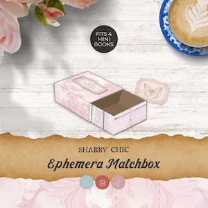 Może przedstawiać: Różowe i białe pudełko zapałek Shabby Chic Ephemera z kwiatowym wzorem. Pudełko jest otwarte, ukazując brązowe wnętrze. Mała karta z wizerunkiem motyla leży obok pudełka. Tekst "Fits 4 Mini Books" znajduje się w okręgu.