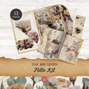 Può includere: Kit folio The Bee Queen con 13 pagine. Il kit presenta un design floreale e di api con un'estetica vintage. La tavolozza dei colori comprende crema, oro, viola e giallo. Il kit include un folio, inserti e un segnalibro.