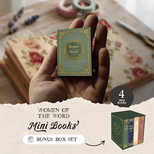 Puede incluir: Un libro en miniatura con una cubierta verde y detalles dorados, sostenido en una mano. El libro se titula "Women of the Word". También se muestra un juego de caja de cuatro mini libros, con el texto "Mini Books" y "Bonus Box Set".