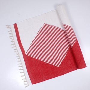 Esterilla de yoga roja de 60 x 180 cm – Patal, antideslizante, para ejercicios y meditación, ecológica y de primera calidad.