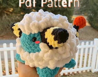 Modello per uncinetto fatto a mano di una soffice creatura a forma di pecora / Mareep