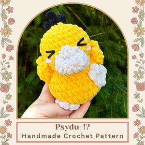Puede incluir: Un peluche de ganchillo amarillo con pico y pies color crema, un mechón de pelo negro y ojos bordados. El texto dice Psydu-!? Handmade Crochet Pattern y @LittleYarnPals. El diseño presenta un cuerpo redondeado con hilo texturizado.