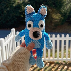 Pelúcia de Crochê Bluey – Amigurumi de Cachorro de Desenho Animado Feito à Mão | Presente para Crianças, Pais e Fãs | Pelúcia Macia e Fofa Inspirada em Bluey