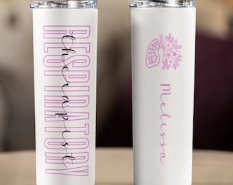 Puede incluir: Dos vasos blancos de acero inoxidable con tapas transparentes. Uno tiene el texto "RESPIRATORY therapist" en rosa, el otro tiene un diseño floral de pulmón rosa y el nombre "Melissa".