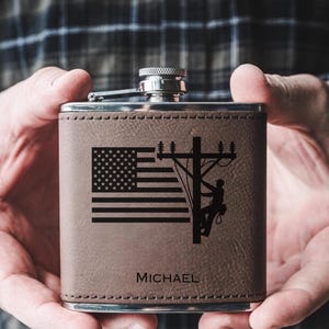 Petaca de cuero personalizada para linieros, regalos personalizados para linieros, regalos con temática de electricistas, vida en la cuerda floja