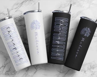 Puede incluir: Cuatro vasos aislados de acero inoxidable con tapas y pajitas. Dos son blancos y dos son negros. Cada vaso tiene la palabra "Respiratory" en fuente vertical, un gráfico de pulmón y el nombre "Melissa" en fuente cursiva.