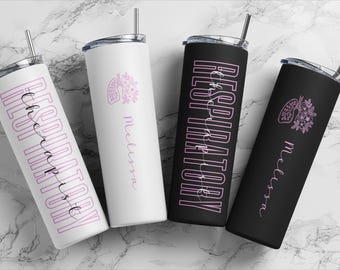 Puede incluir: Cuatro vasos de acero inoxidable con tapas y pajitas. Dos son blancos y dos son negros. Los vasos blancos tienen las palabras "Respiratory Therapist" y un diseño floral de pulmón. Los vasos negros tienen la palabra "Respiratory" y un diseño floral de pulmón.