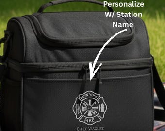 Può includere: Borsa termica nera con manico superiore, tracolla e tasca frontale. Presenta un emblema bianco del New York Fire Department e il testo "Personalizza con il nome della stazione".