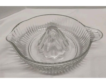 Presse-agrumes vintage en verre transparent nervuré et pressé pour jus d'orange