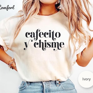 Camiseta Chisme y Cafecito, divertida camiseta española, camiseta latina para amantes del café, regalo hispano para mamá, linda camiseta de San Valentín, atuendo del Cinco de Mayo