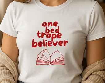 One Bed Trope Believer Shirt - Comfort Colors® T-Shirt: BookTok Romantik T-Shirt, lustiges Romantasy Reader T-Shirt, Buchliebhaber Geschenk