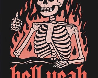 Puede incluir: Ilustración gráfica sobre fondo negro de un esqueleto haciendo una señal de pulgar hacia arriba, rodeado de llamas naranjas. La frase "hell yeah" está escrita en negrita, con una fuente gótica debajo del esqueleto. El esqueleto es de color rosa claro.