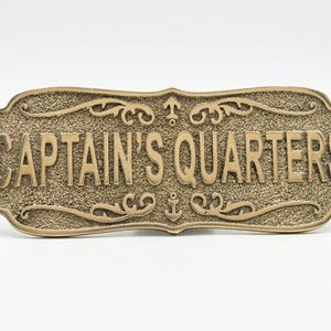 "Türschild aus Massivem Messing ""Kapitäns Quartier"" - Maritimes Dekor (15,5 x 5,5 cm)"