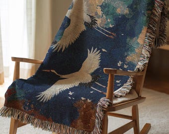 Tapiz azul oscuro y dorado, manta tejida de estilo japonés con dos grullas blancas volando sobre un río, detalles en verde claro, hecho a mano para colgar en la pared y decorar el hogar.