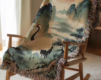 Manta tejida de arte tradicional japonés con diseño de grulla en la niebla y paisaje de montaña. Manta decorativa de inspiración asiática. Idea de regalo para inauguración de casa. Alfombra 292