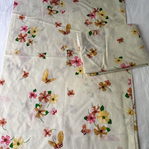 Vintage 1970&#39;s Thomaston Pair of Standard Pillowcases Floral Pink Green Cream Butterfly Daisy