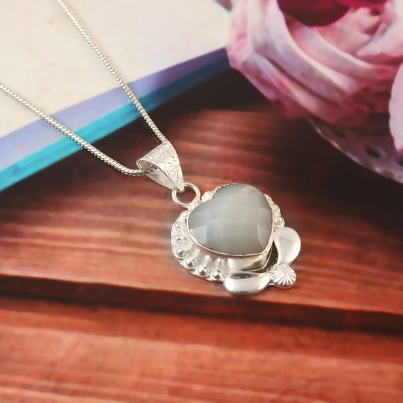 Collana con ciondolo a forma di cuore in argento sterling con sorelle e parola incisa per donna