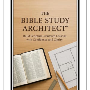 Könnte beinhalten: Eine offene Bibel, Architekturzeichnungen und ein Bleistift liegen auf einer Holzoberfläche. Der Text "THE BIBLE STUDY ARCHITECT" wird über dem Slogan "Build Scripture-Centered Lessons with Confidence and Clarity" angezeigt.