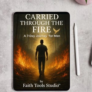 Peut inclure: Une tablette numérique affiche la couverture du livre "CARRIED THROUGH THE FIRE" avec la silhouette d'une personne marchant vers la lumière entre les flammes. Le texte indique "A 7-Day Journey 'for Men'" par Faith Tools Studio.