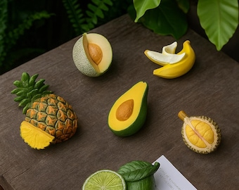 Collezione di magneti da frigorifero a tema frutta: avocado, ananas, durian, banana, lime e melone