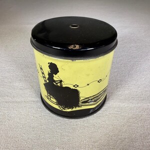 Puede incluir: Una taza de cerámica blanca con un asa negra y el texto "But First, Coffee" en un estilo manuscrito. La taza está sobre una superficie blanca. La taza mide aproximadamente 10 cm de alto.