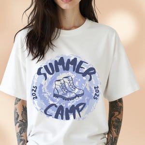 Camiseta de manga curta para acampamento de verão, equipamento divertido para acampamento, camiseta infantil de verão, vestuário para atividades ao ar livre para jovens, camiseta para acampamento 2025, roupa de aventura