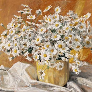 Puede incluir: Pintura al óleo de un ramo de margaritas blancas con centros amarillos en un jarrón amarillo. El jarrón está sobre una tela blanca sobre un fondo naranja cálido. La obra está firmada en la esquina inferior izquierda.