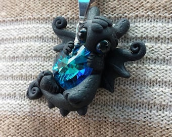 Burmuda Blue SwarovskiCrysalt Heart Black Dragon Pendant, ręcznie robiony polimerowy wisiorek z gliny, prezent na Walentynki, prezent na Wielkanoc, prezent na Dzień Matki