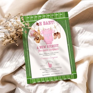 Könnte beinhalten: Eine Babyparty-Einladung mit Football-Thema. Die Einladung zeigt einen rosa Strampler, Babyschuhe und einen Teddybären mit Footballhelm. Der Text enthält "H BABY!" und "A NEW RECRUIT for team Simpson". Der Hintergrund ähnelt einem Footballfeld.