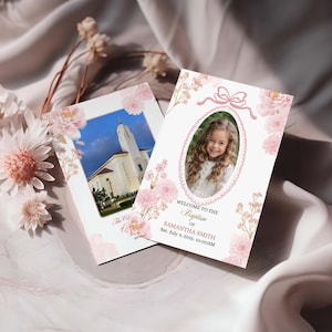 Könnte beinhalten: Zwei Taufkarten mit floralen und Schleifenmotiven. Eine Karte zeigt ein Foto eines Gebäudes, die andere ein Porträt eines Mädchens. Die Karten enthalten den Text "Willkommen zur Taufe von Samantha Smith, Sa. 5. Juli 2025, 10:00 Uhr."